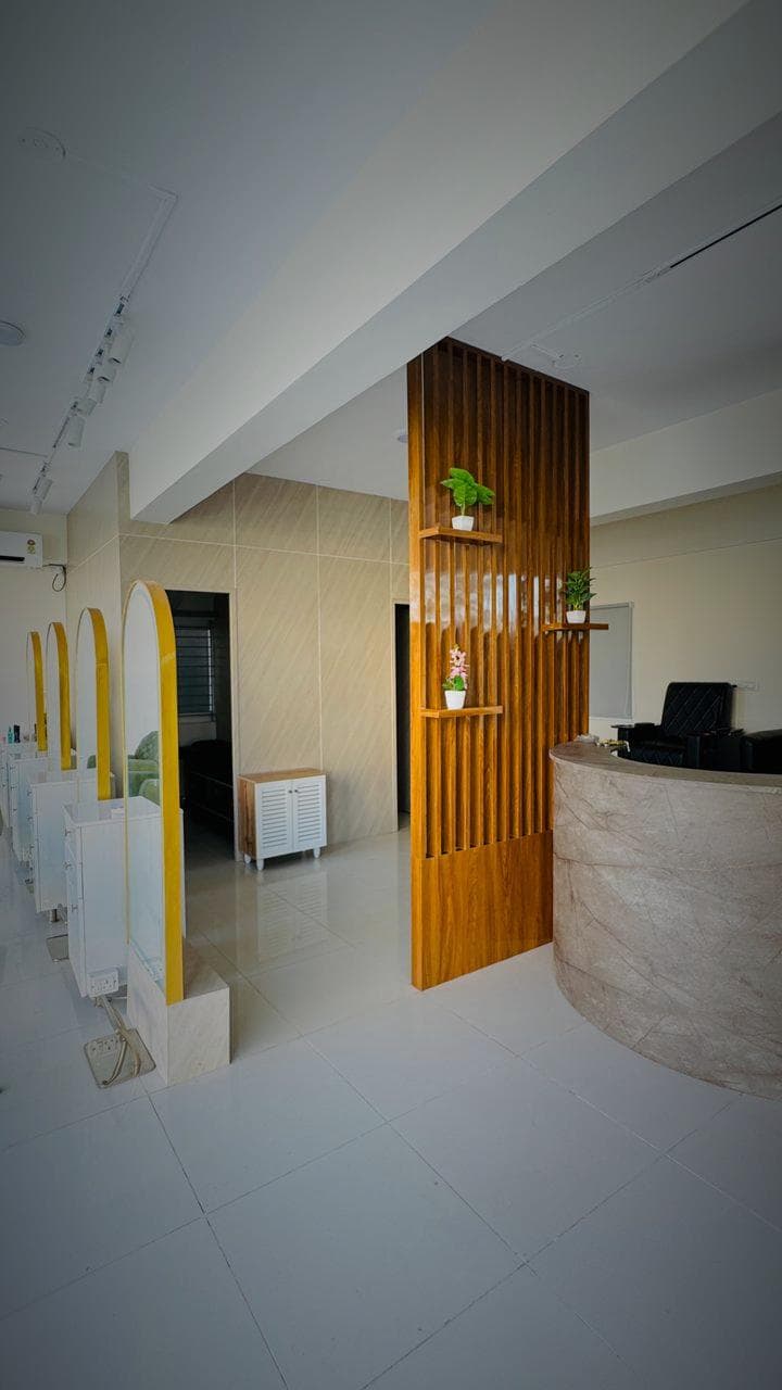 Luxury pedicure manicure spa services - Ladies beauty parlour near me