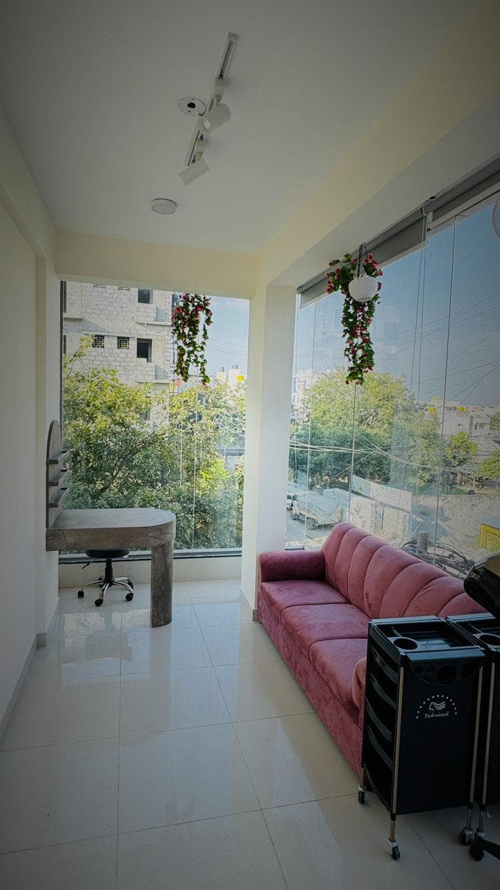 Comfortable salon lounge and sitting area - Modern unisex salon interior